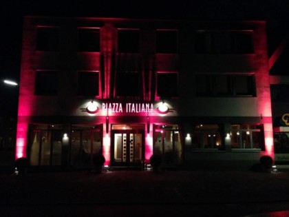 照片: Piazza Italiana
